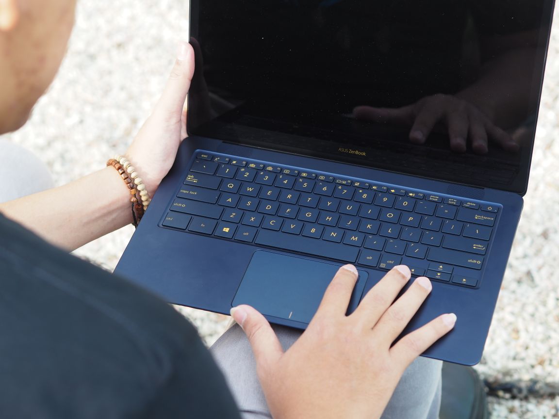 ASUS ZenBook 3 Deluxe Laptop Tipis Dengan Performa Hebat