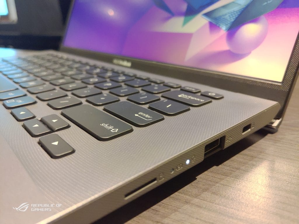 VivoBook Ultra A412 - Laptop Mungil yang Penuh Warna - Desain Tampak Samping