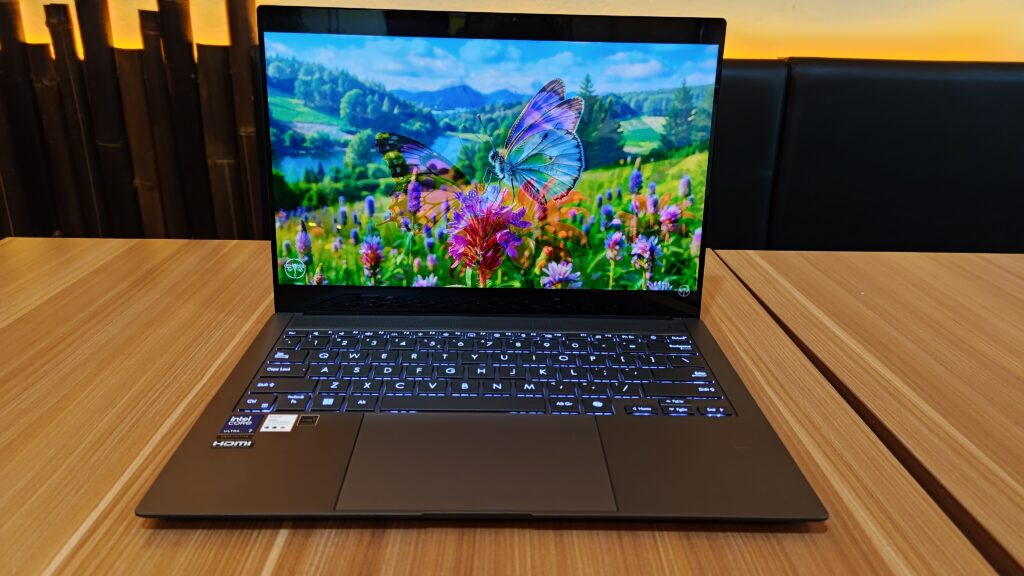 ASUS Zenbook S14 OLED - Laptop AI Terbaik yang Hadir dengan Prosesor Intel® Core™ Ultra 7 258V Lunar Lake di Tahun 2025 3 Layar OLED Zenbook S14 OLED